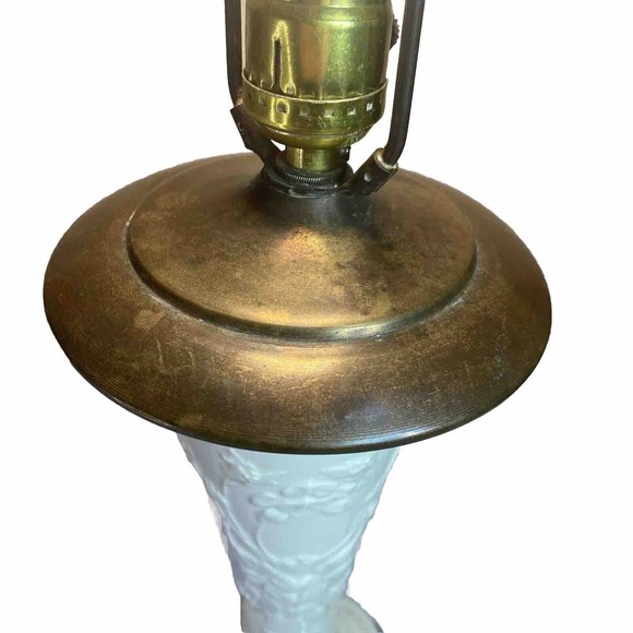 VTG Embossed Ceramic And Brass Leviton Table Lamp Fleur De Lis Vines Medallion - Picture 3 of 16